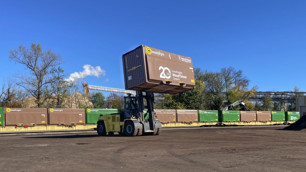 Dvě desetiletí přepravy biomasy: Systém WoodTainer společnosti Innofreight slaví dvacetiny