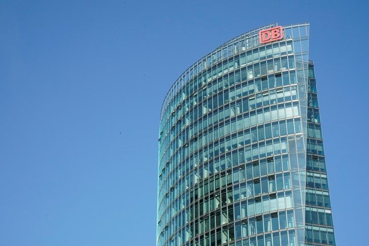 Bahntower a oscuras: DB se une a las ciudades alemanas para ahorrar energía y apagar la iluminación nocturna de las sedes.