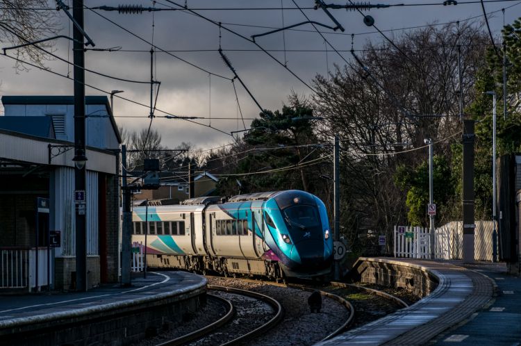 O vozový park společností Angel Trains a TPE Nova 1 se bude starat společnost Hitachi Rail.