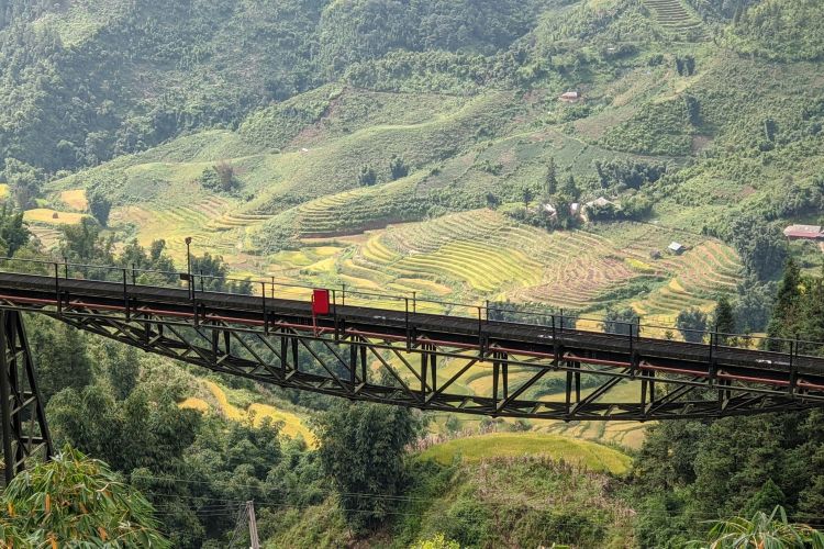 Vietnam approves $8.3 billion railway project to boost trade with China