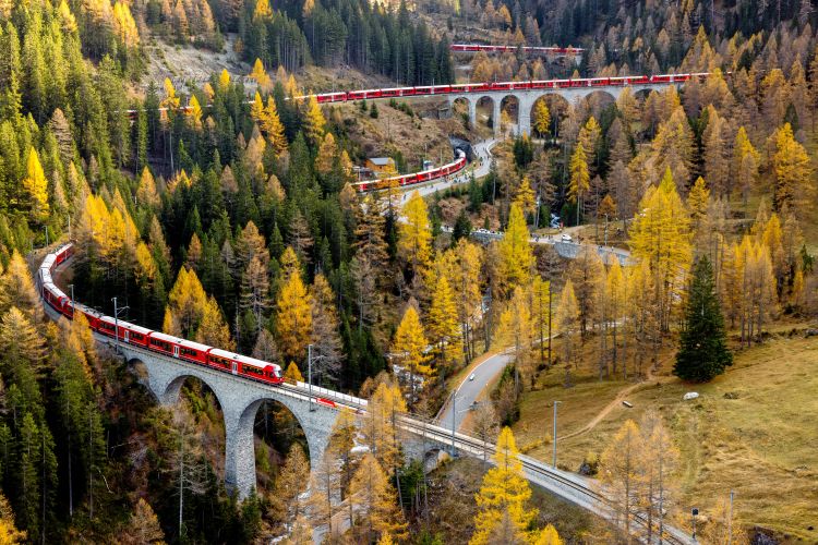Il treno più lungo del mondo, composto da 100 vagoni e lungo 1906 metri, ha attraversato la Ferrovia Retica.