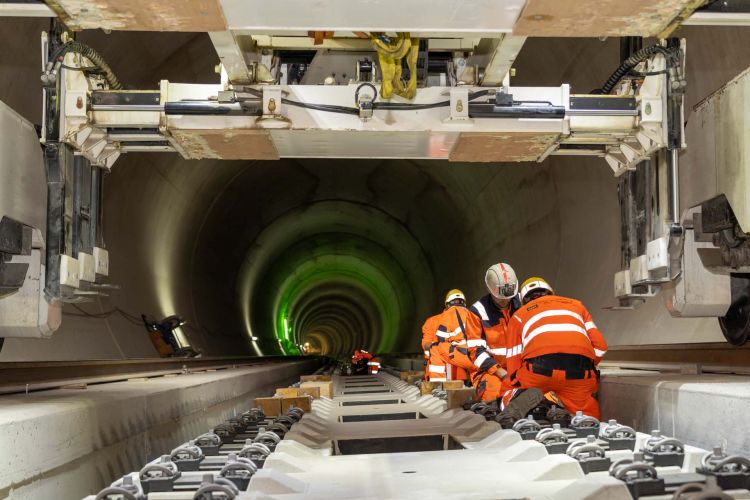 33 km dlouhý megatunel je plně v provozu