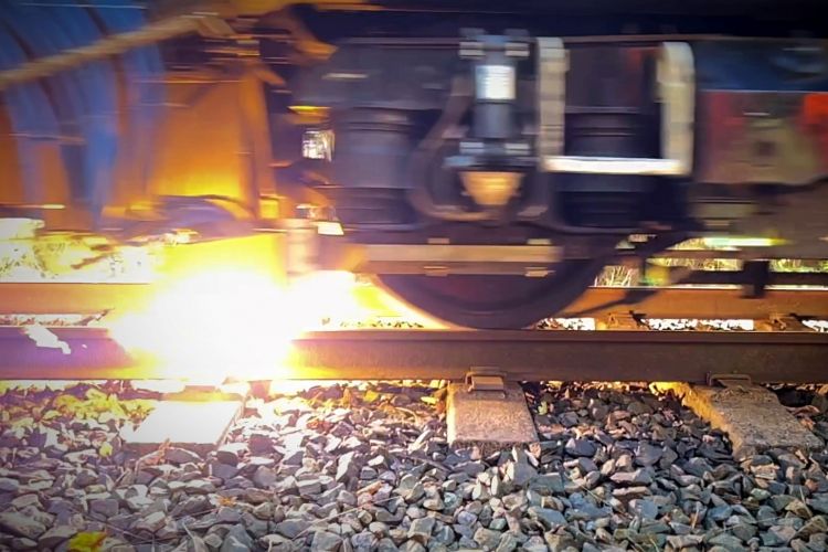 Zkoušky laserových a plazmových vlaků ve vesmíru sundávají z trati podzimní listí