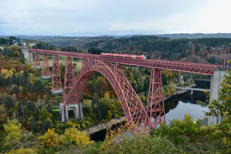 Historická trať Garabit Viadukt se po rekonstrukci za 43 milionů eur znovu otevírá
