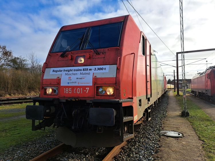 A DB Cargo 835 méteres tehervonatokat üzemeltet a Németország és Svédország közötti útvonalon