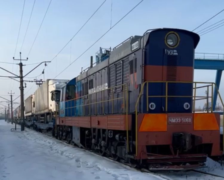 Les chemins de fer ukrainiens lancent un service de "route roulante" avec une première expédition de camions vers la Pologne