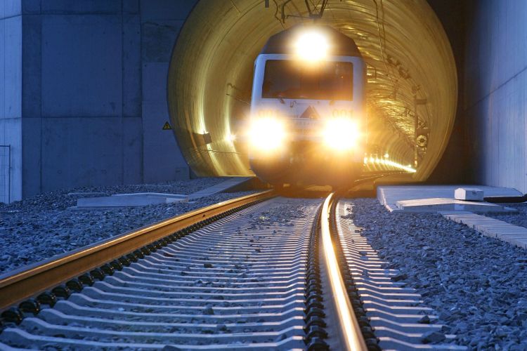 瑞士联邦委员会批准 "BAHN 2050 展望