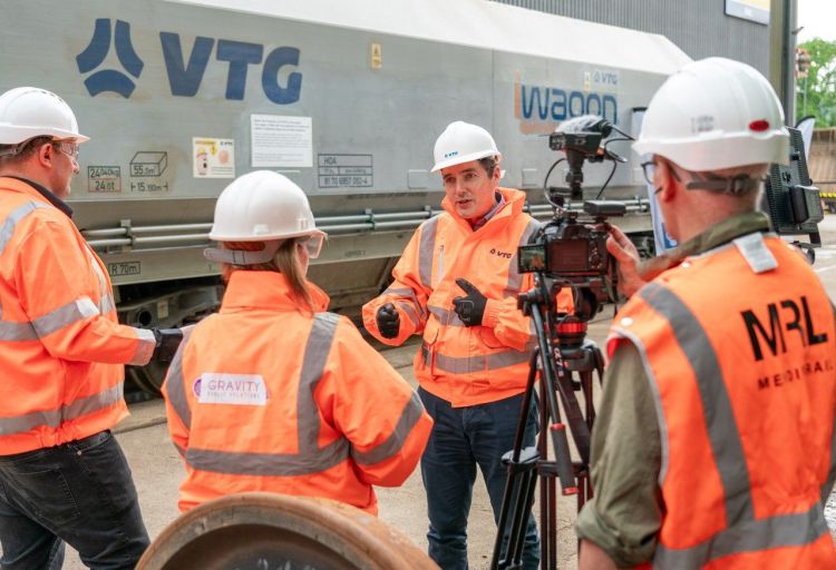UK Rail Minister Gets the iWagon Technology Presentation