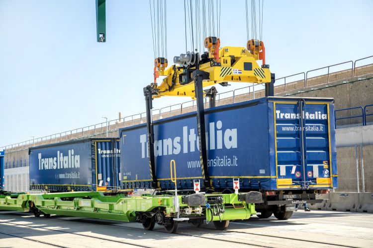 Adif adaptará la línea Madrid-Zaragoza para semirremolques sobre raíles
