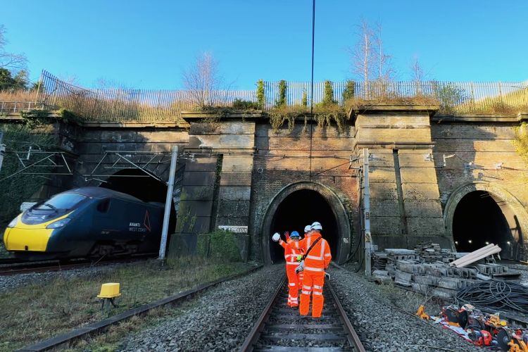 VELKÁ BRITÁNIE: Po klíčové modernizaci železnice se zlepší služby osobní i nákladní dopravy