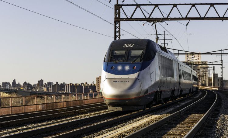 Společnost Amtrak získala 10 miliard dolarů na modernizaci nejvytíženější americké železniční tratě