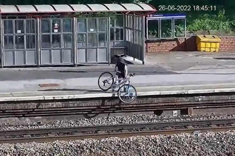 Impactantes imágenes de CCTV: Jóvenes arriesgan sus vidas en una estación de Yorkshire