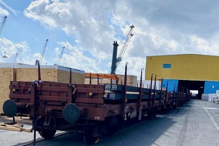 Порт Генуи возобновил железнодорожные перевозки стали