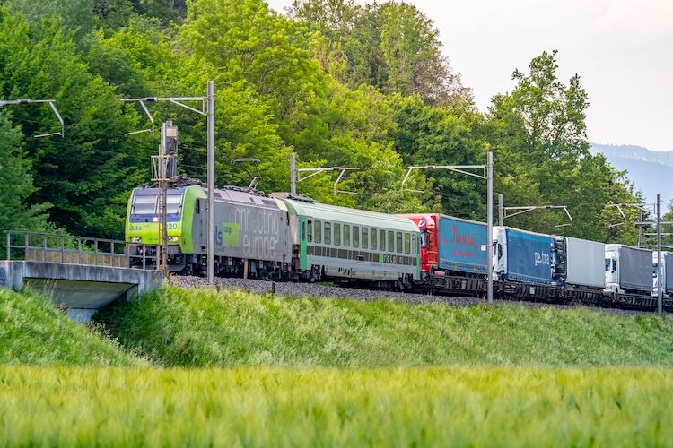 Continuará el programa para fomentar la transferencia del transporte de mercancías por los Alpes suizos de la carretera al ferrocarril