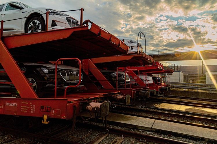 Audi cambia la carretera por el ferrocarril, los camiones por los trenes