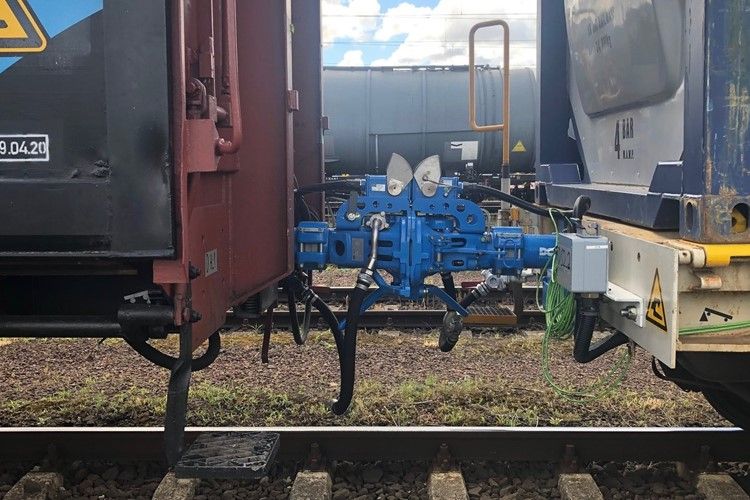 Test train equipped with prototype of automatic digital coupling was presented in Poznan