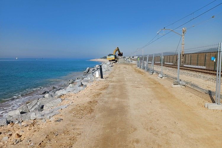 Adif quiere proteger las infraestructuras ferroviarias de los temporales marítimos en Barcelona