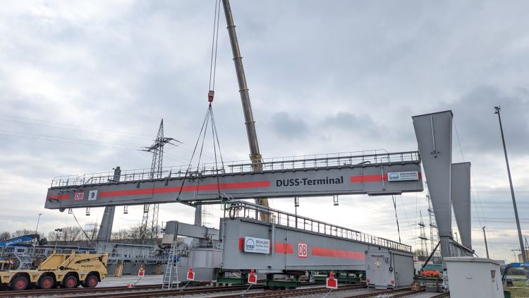 Una nuova gru a portale aumenta la capacità del terminal DUSS di Colonia