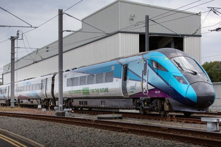 Lepší, než se očekávalo: Bateriové vlaky Hitachi Rail dosahují až 50% úspory paliva