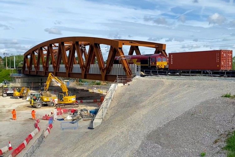 El primer tren cruza el puente ferroviario más nuevo y largo de Midlands