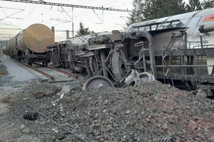 Tras el descarrilamiento de un tren de mercancías, se ha restablecido parcialmente el tráfico en la línea ferroviaria de la región checa de Kolín.