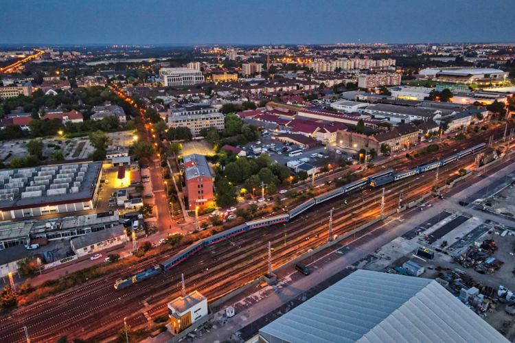 Descarrilamiento de un tren IC en Budapest, casi arrollado por un segundo tren de pasajeros