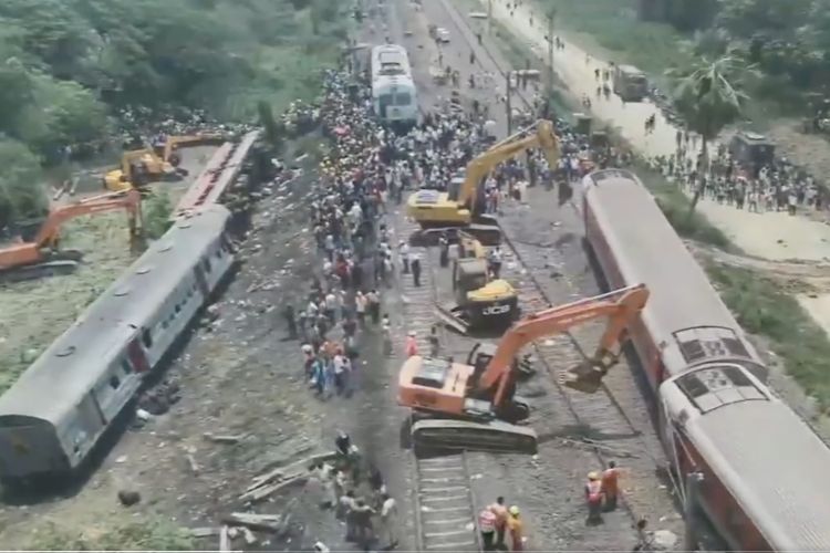 Katastrofa kolejowa w Indiach: Prawie 300 zabitych, ponad 900 rannych