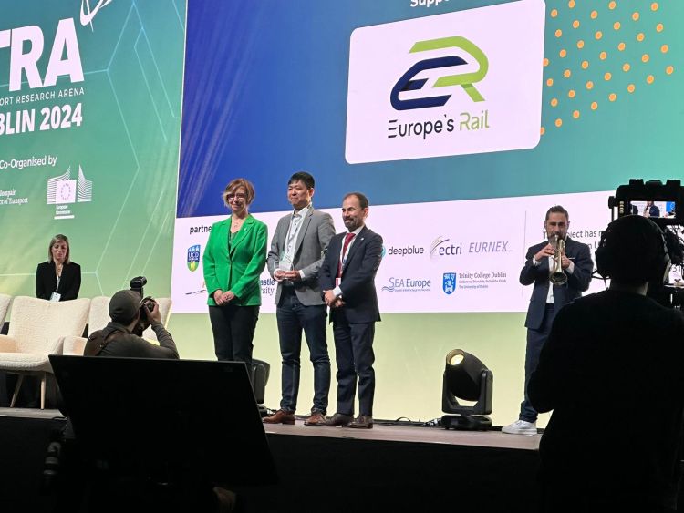 Výzkumný pracovník Technické univerzity v Drážďanech Jing Shan získal ocenění na veletrhu TRA VISIONS 2024