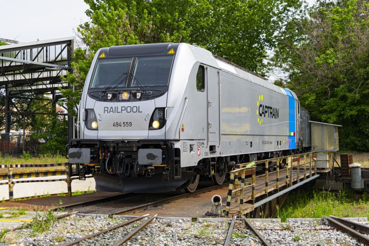 Captrain Italia con otros dos TRAXX DC3 de Railpool en su flota