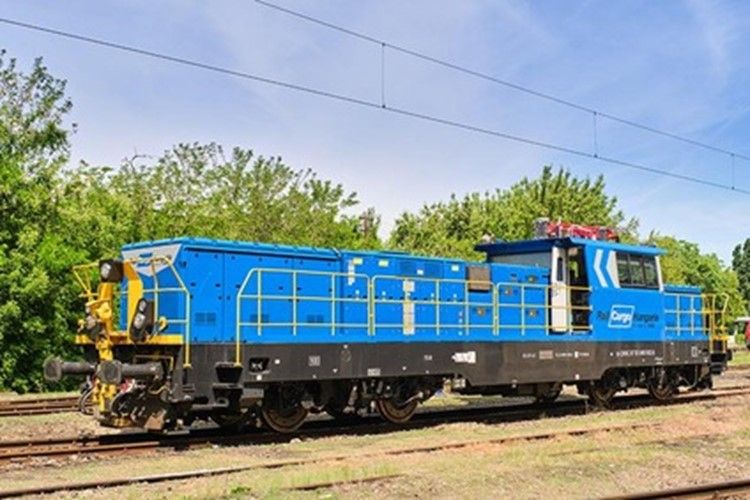 Llega a Hungría la primera locomotora de maniobras híbrida eléctrica desarrollada para Rail Cargo Hungaria (RCH)